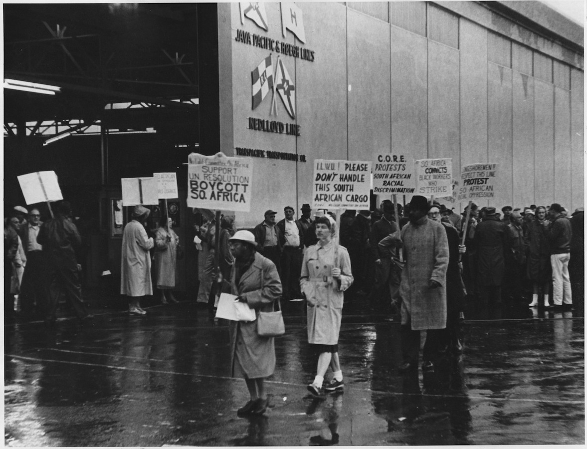 Boycotting South African goods, San Francisco, 1962. Used by permission of ILWU.