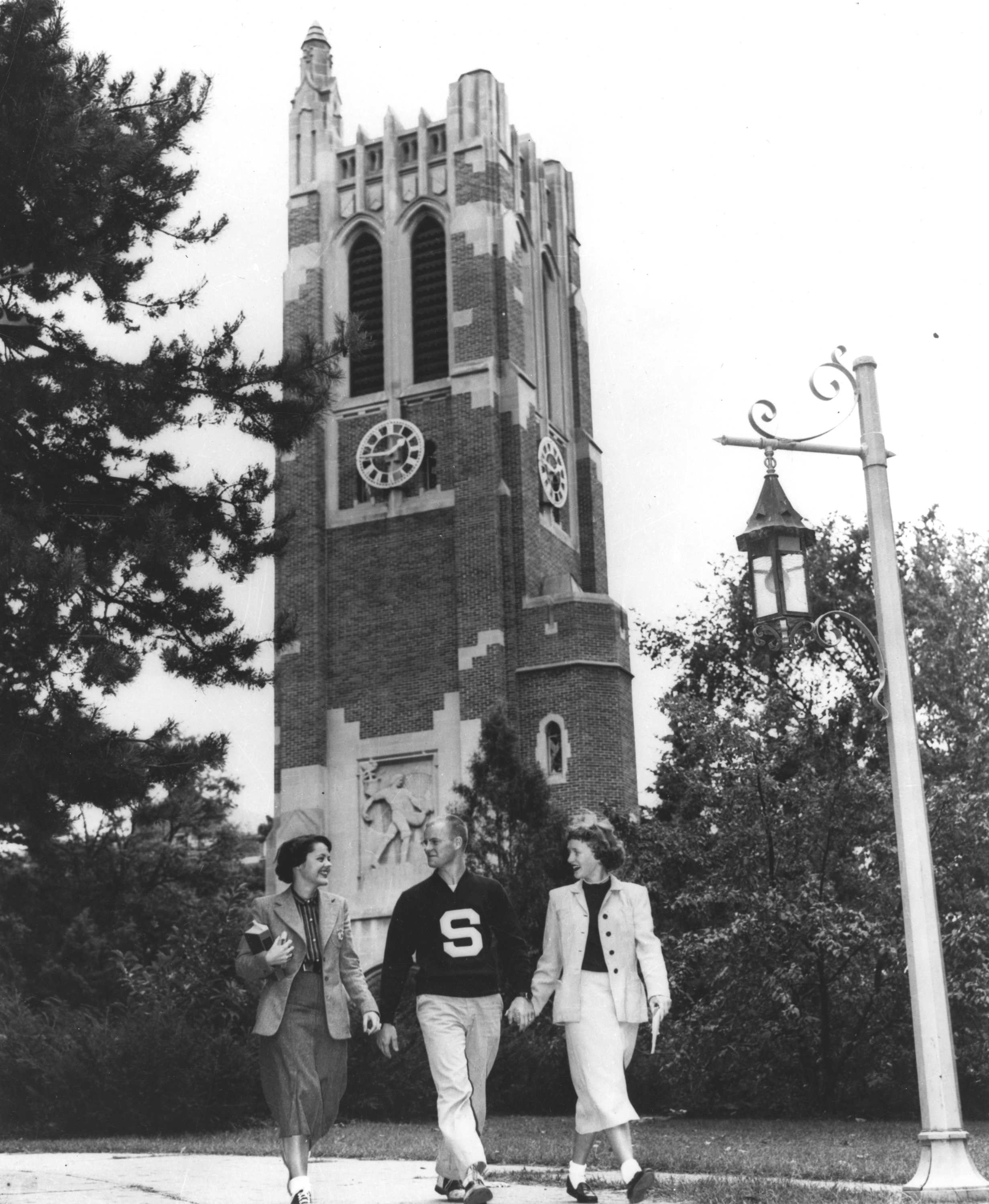 Students in front of Beaumont Tower, 1954