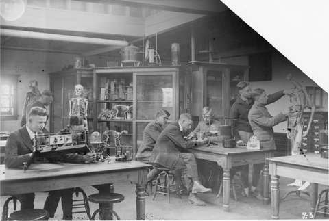 Students study in the Physiology Lab, 1918