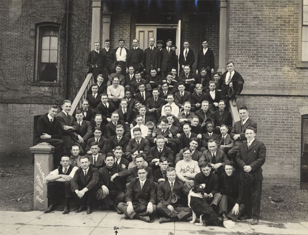 Students pose in front of Williams Hall, 1915