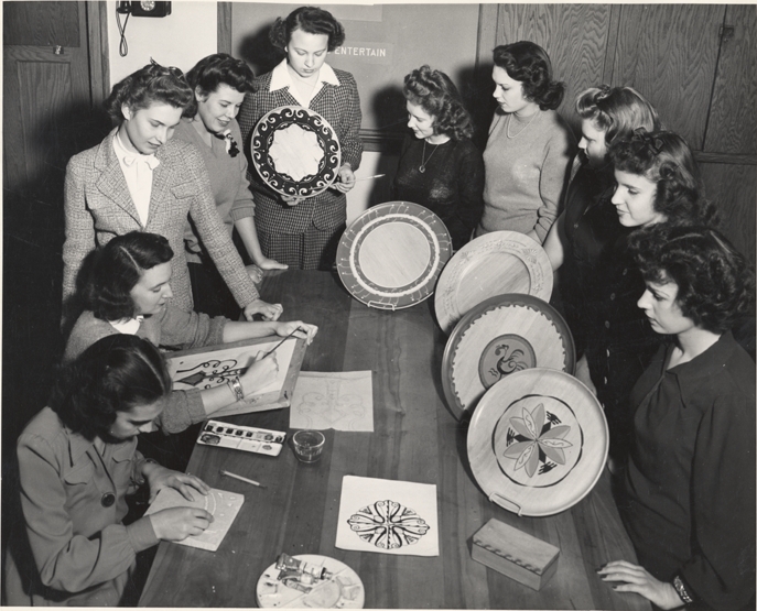 Students design plates, 1945