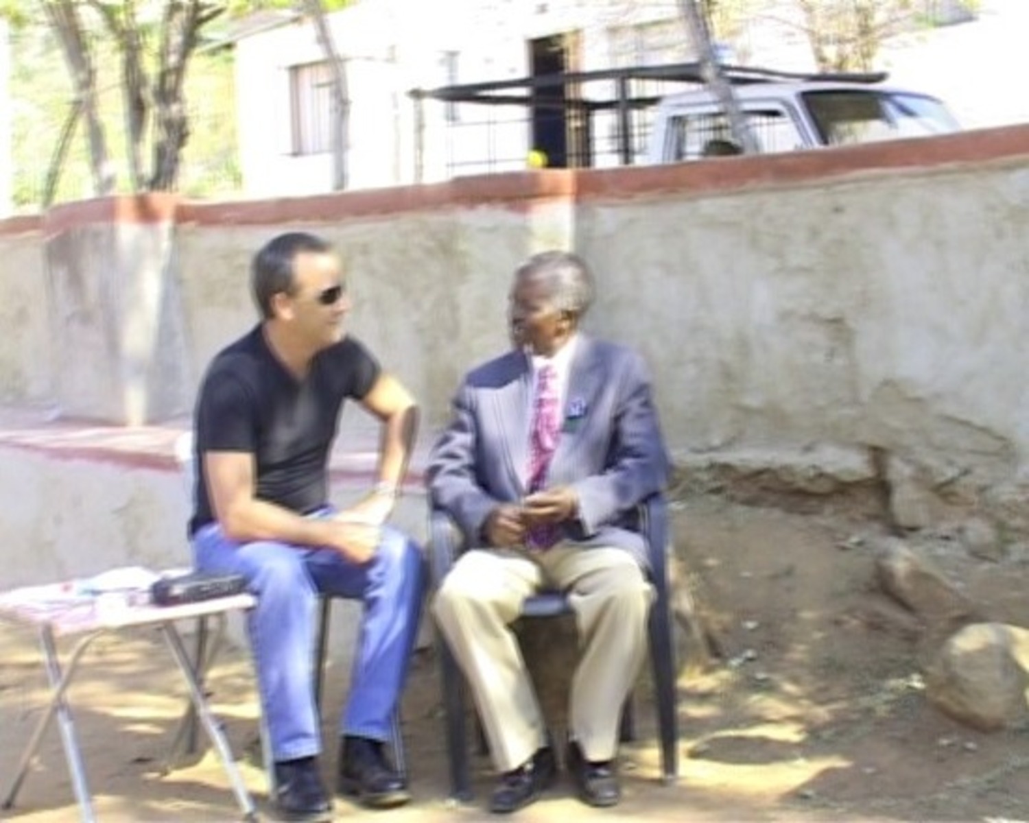 Sonias Vilakazi, chief of the Matimatsatsi community in Maandagshoek, and Dale McKinley engage in dialogue during an oral history interview for SAHA\'s Alternative History Project.