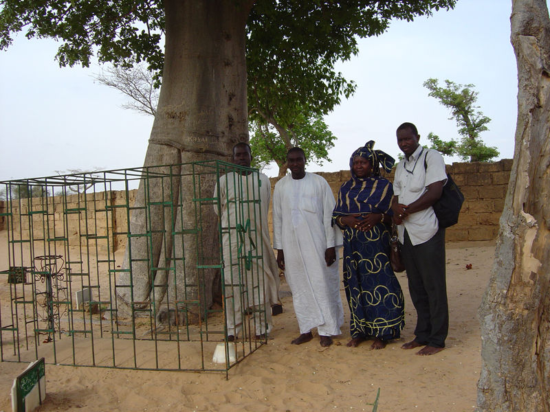 Group photo at the grave of Cheikh Bounama Kounta, father of Cheikh Bou Kounta, Ndankh