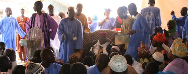 Khalif El Haj Mame Buh Mamadu Kunta surrounded by pilgrims during the 2007 gàmmu in Ndiassane -- the Young Qadiri Movement are in blue